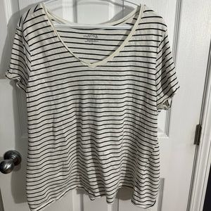 💙 3:20$ White and black stripped relaxed V-neck T-shirt
